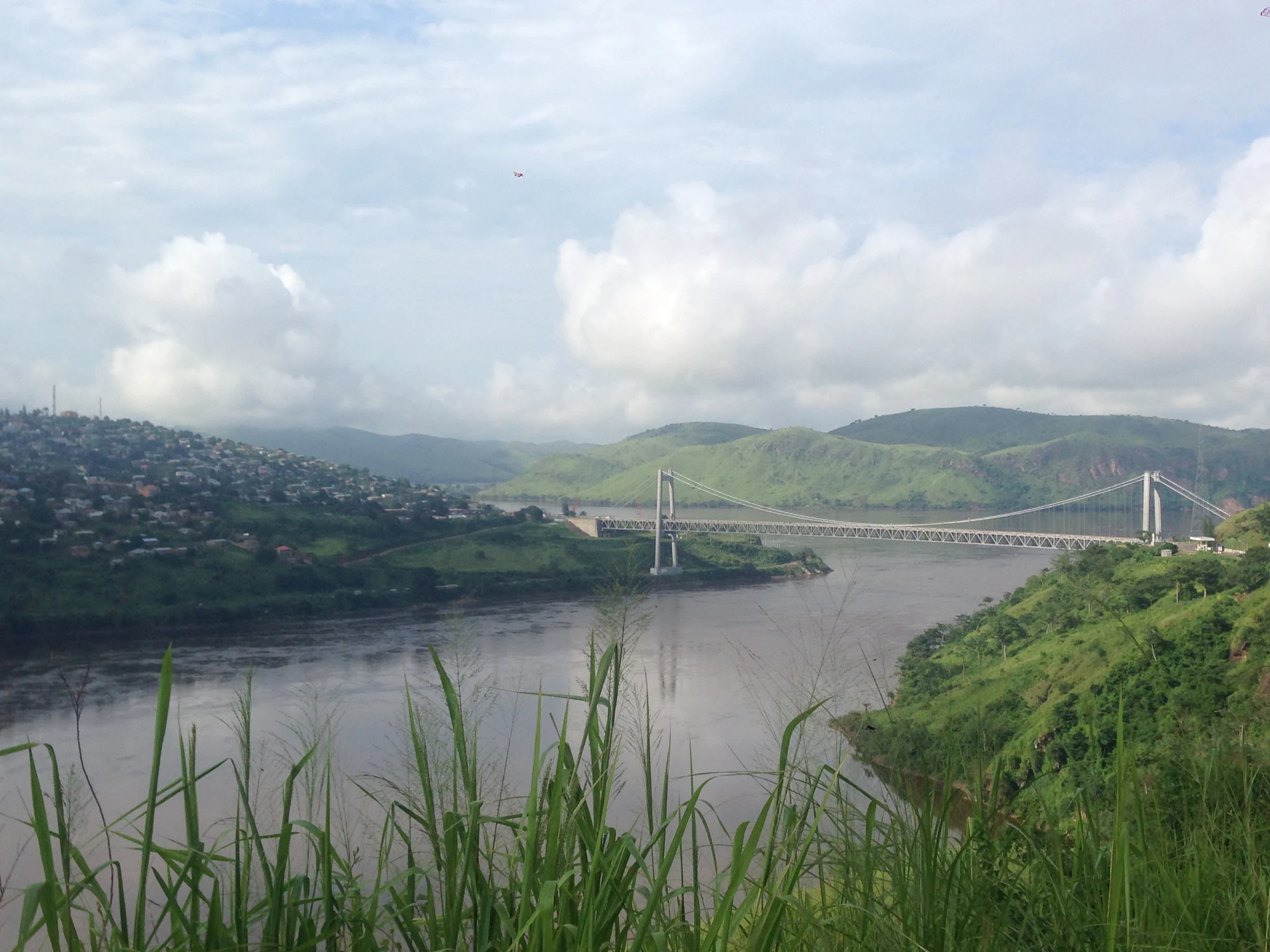 Le pont de Matadi au-dessus du fleuve Congo et des collines du Kongo Central