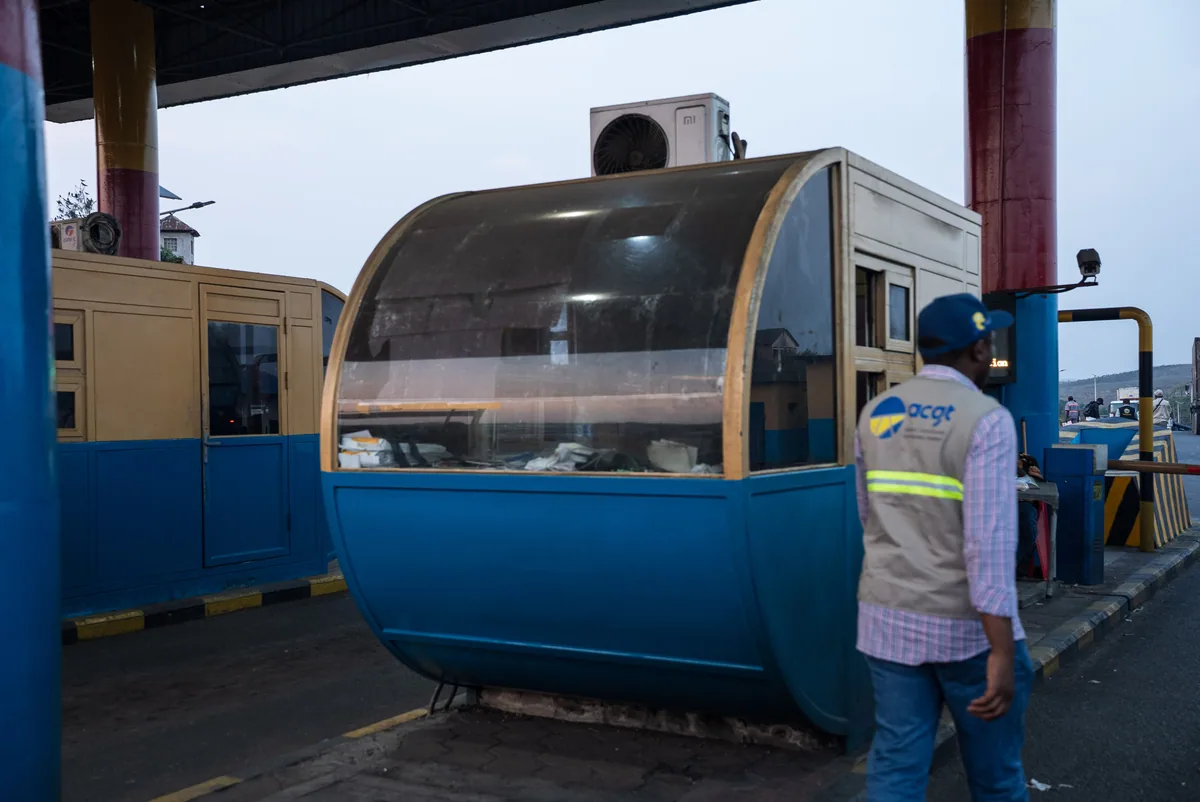 Une cabine de péage et les équipes présentes sur place