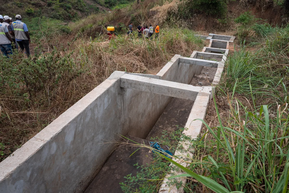 Vue rapprochée d’un caniveau en béton disposé dans la pente