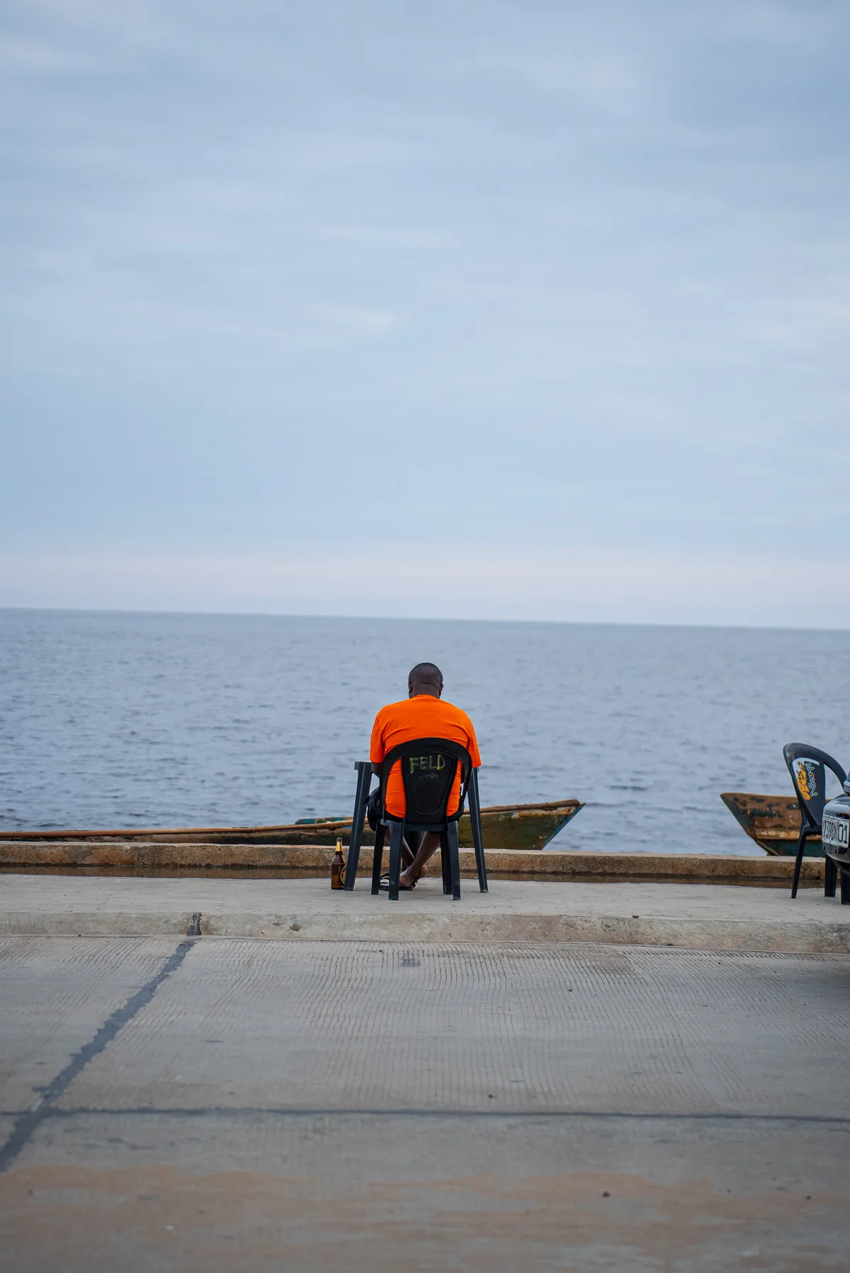 Une vue du littoral avec des personnes assises face à l’océan