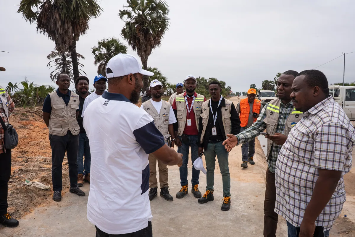 Un groupe de participants réunis lors d’une visite sur le littoral