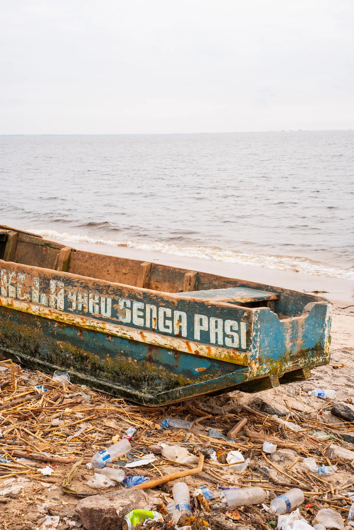 Une pirogue au bord de l’océan