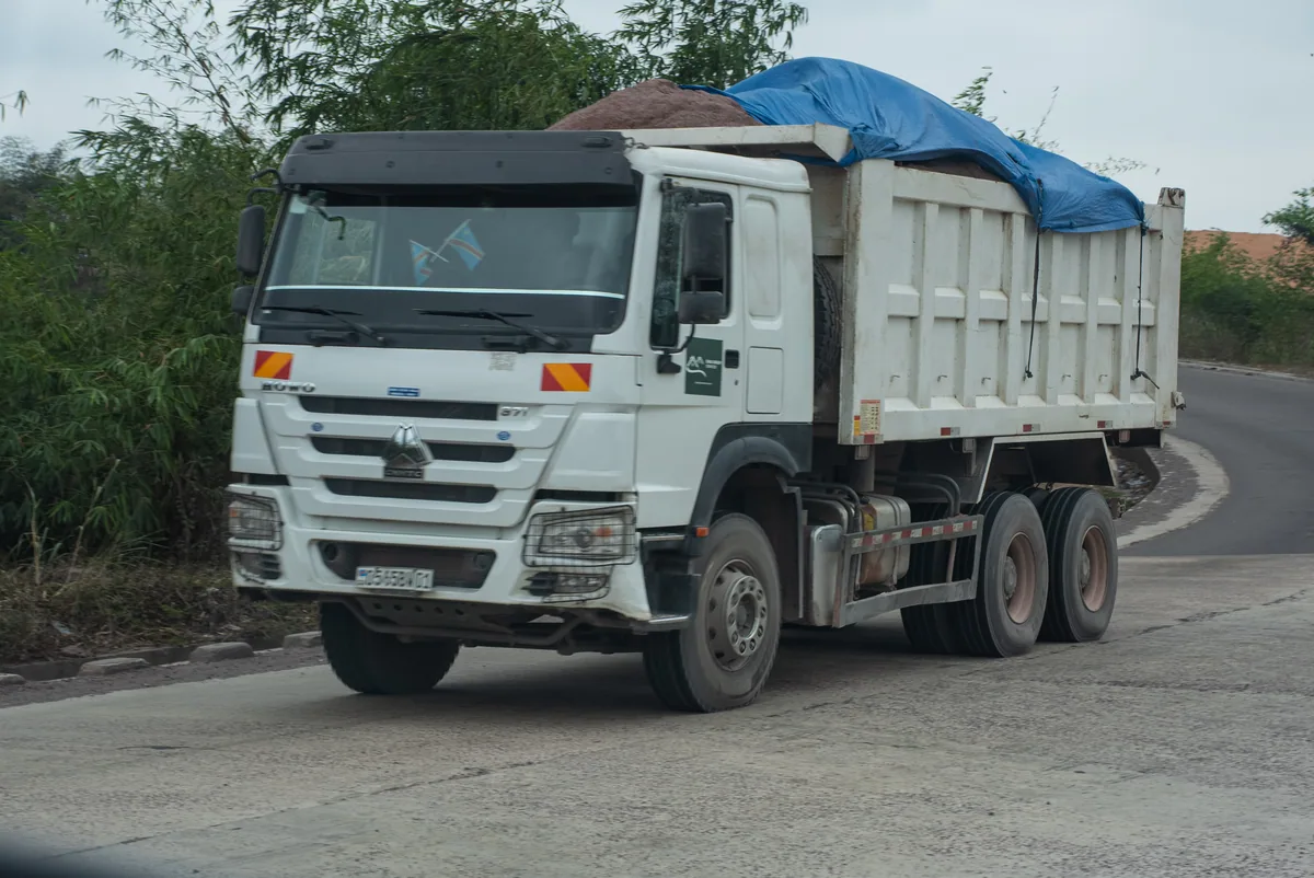 Un camion de transport circulant sur une portion de chaussée renforcée