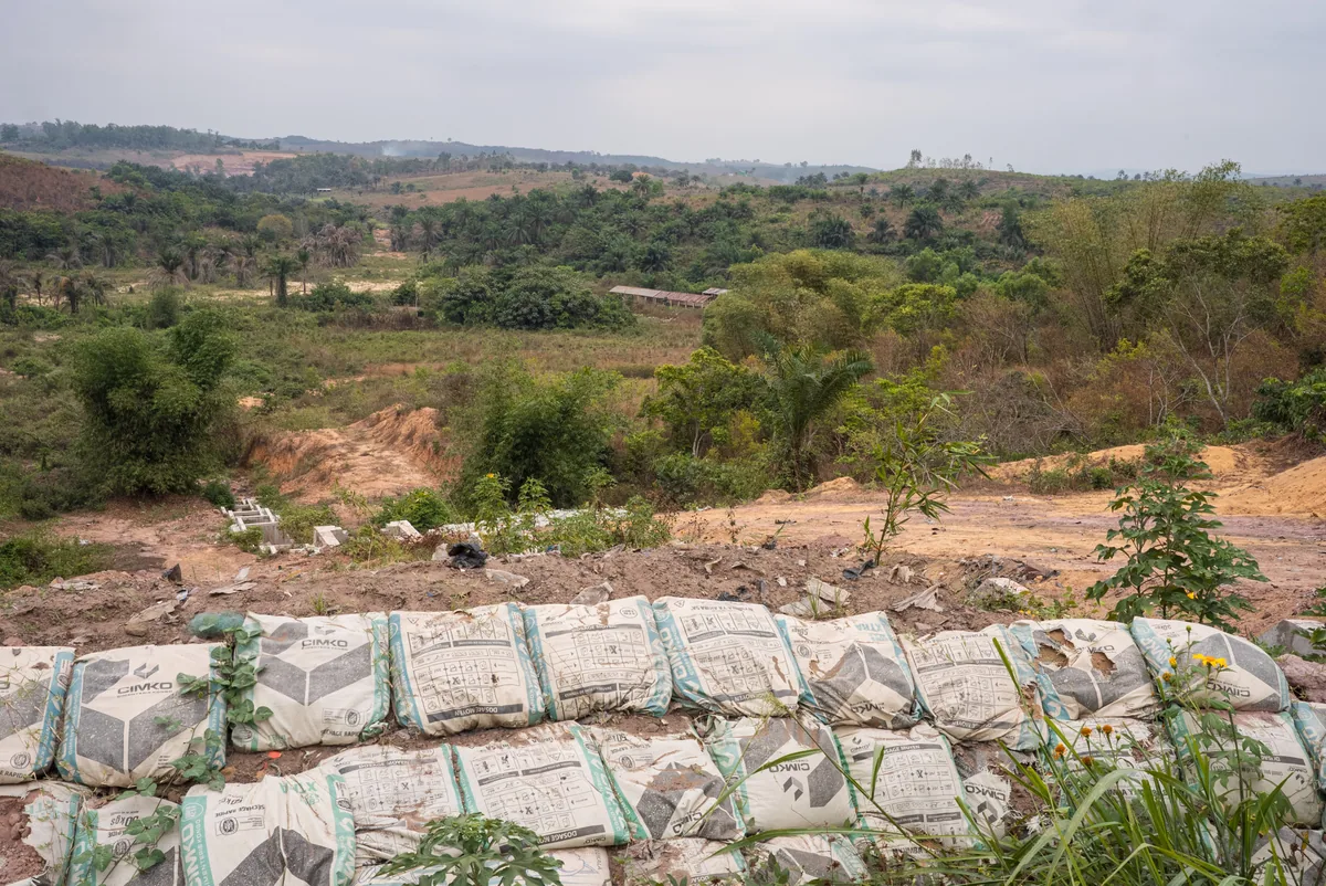 Un ouvrage de protection au milieu d’un relief végétalisé