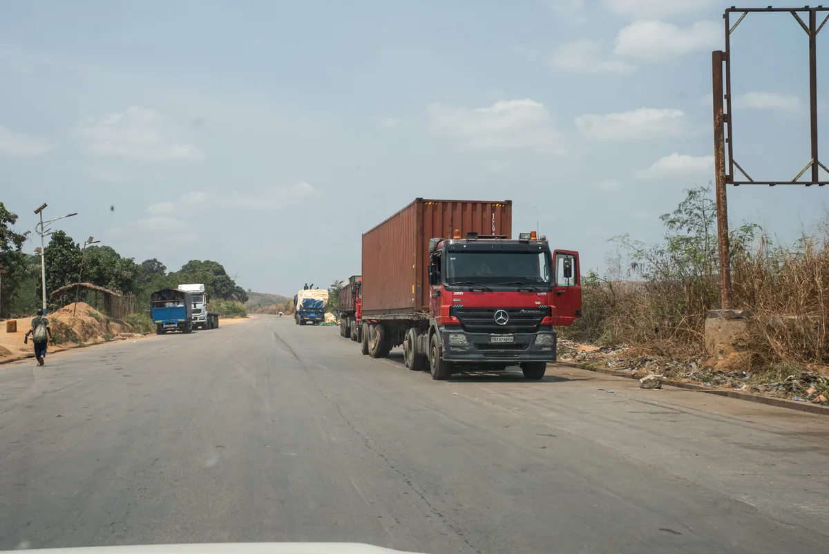 Un camion de marchandises et d’autres véhicules sur un axe routier