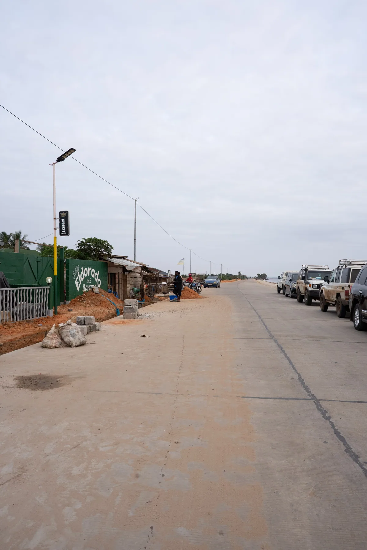 Une voie bétonnée traverse un quartier de Moanda