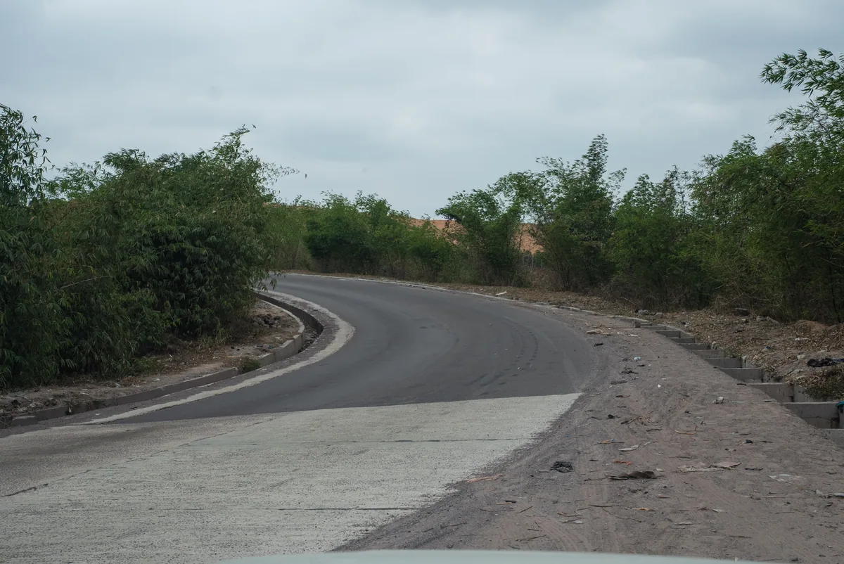 Une route en courbe avec une zone renforcée en béton